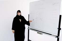 د. كريمة العيداني .. تأثرت بوالدها طبيب العيون فأصبحت أول أخصائية نفسية مواطنة