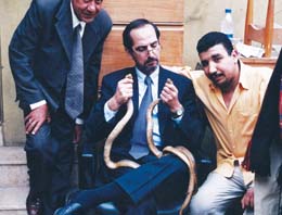 عمرو الكابتن يكرس حياته للثعابين والذئاب