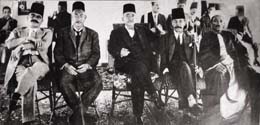 1927أمير الشعراء يتوسط شاعر النيل وشاعر القطرين