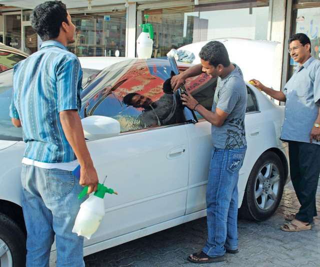 طالبتان تبتكران عازل حرارة  أوتوماتيكياً للسيارات