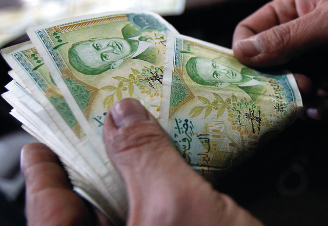 سوريا تخطط لتعويم عملتها بعد تراجعها 51%