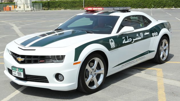 شرطة دبي تصمم سيارات لإيقاف المركبات المسرعة