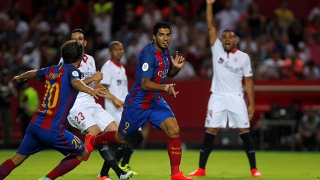 برشلونة يعبر أشبيلية بثنائية ويقترب من كأس السوبر