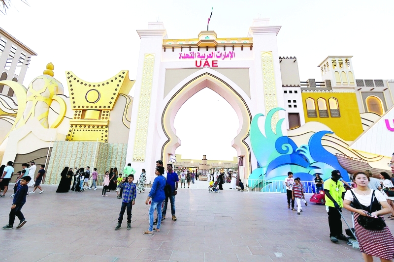 الجناح الإماراتي في القرية العالمية واجهة تراثية عملاقة
