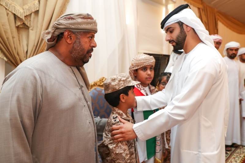 منصور بن محمد ونهيان بن مبارك يعزيان في الشهيد عبد الله الدهماني