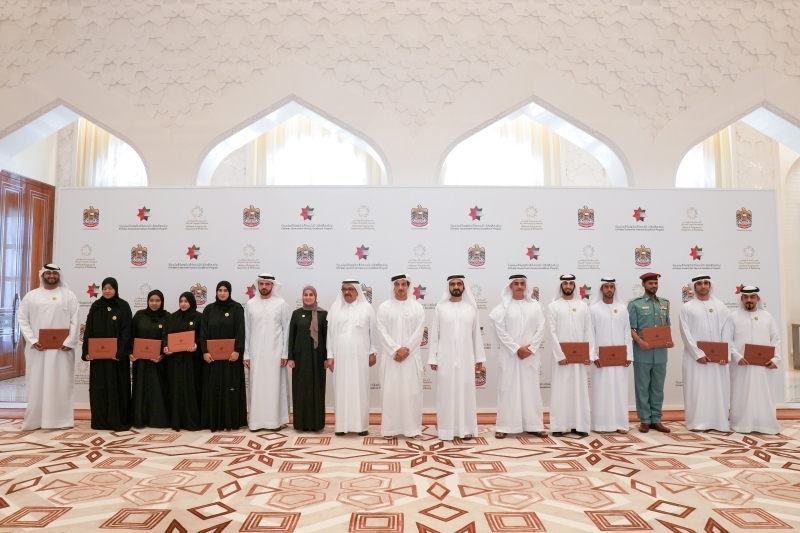 محمد بن راشد: الموظــف الإيجابــي يتجـاوز حدود الوظيفة إلى إسعاد المتعاملين