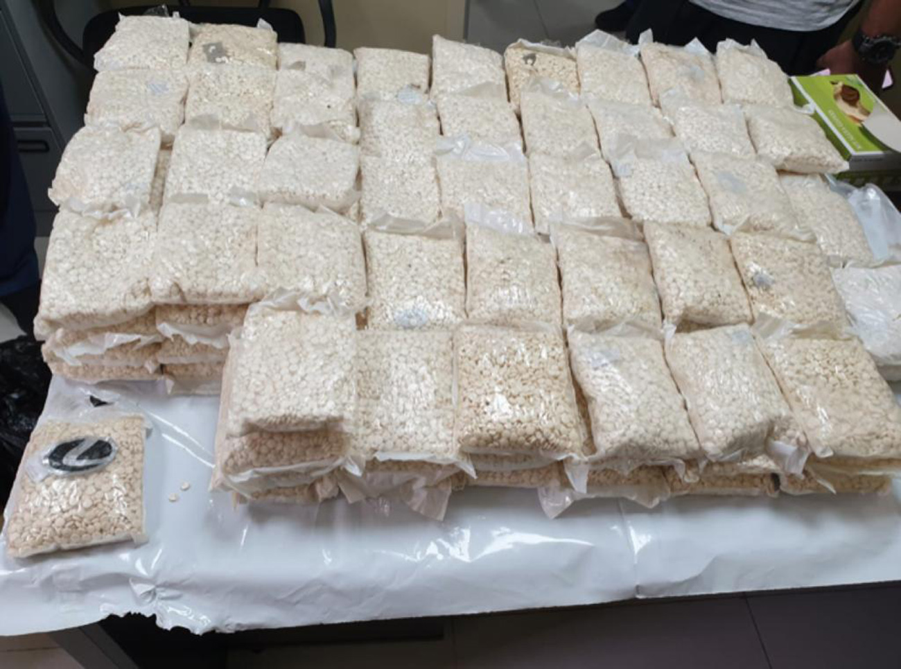 إحباط تهريب 274 ألف حبة "كبتاجون" في سفينة خشبية