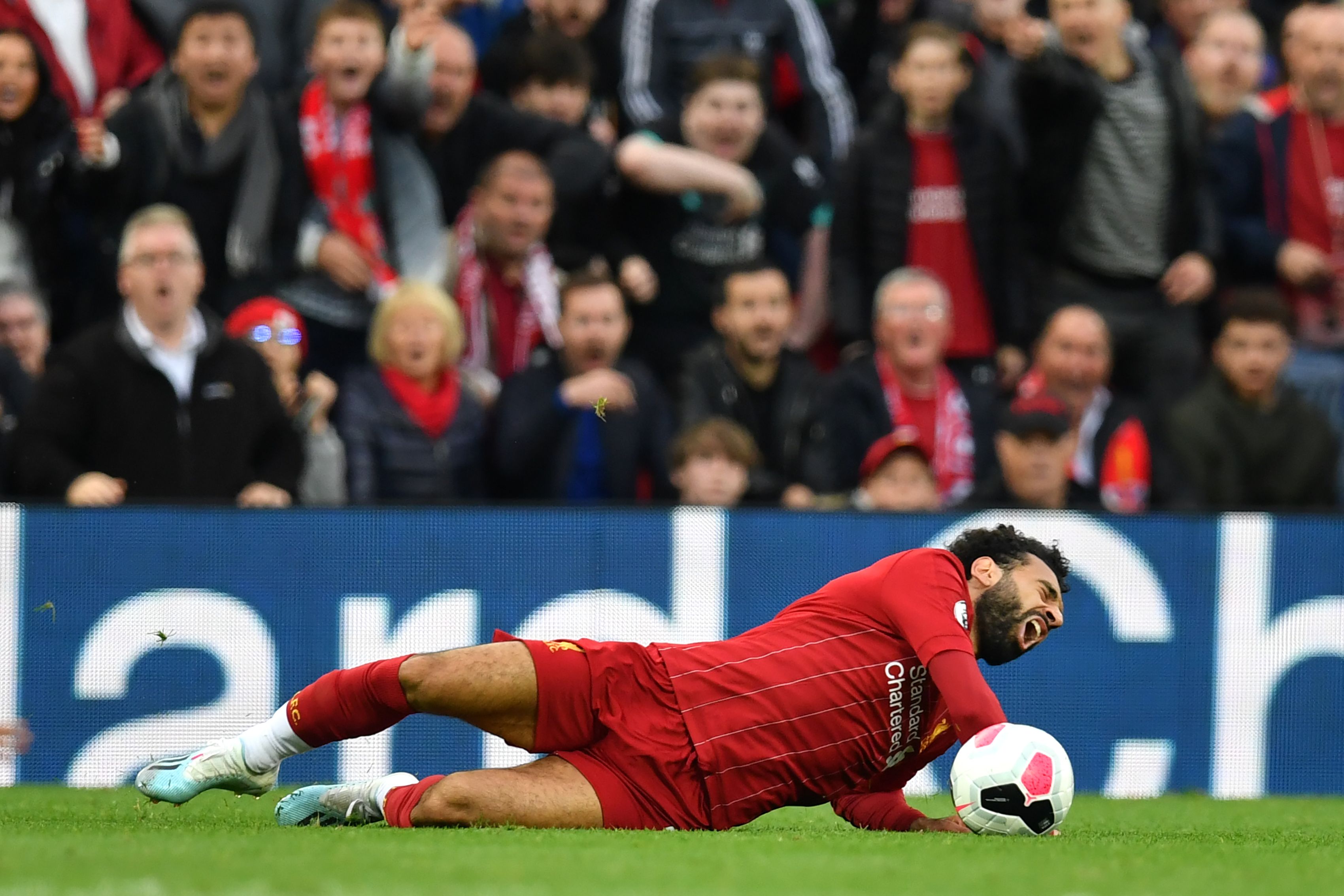 ليفربول يهزم ليستر سيتي بصعوبة وخروج صلاح مصاباً