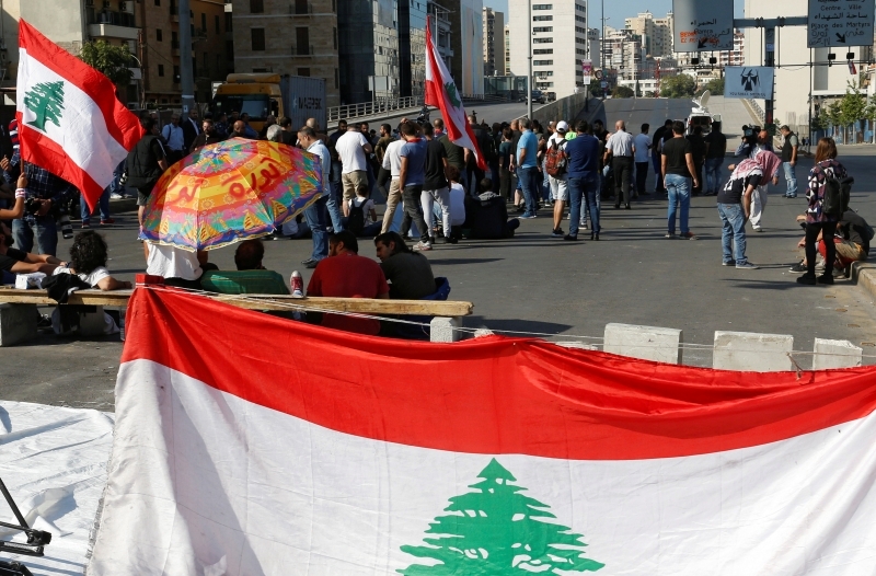 لبنان.. الجيش يفتح طرقاً والمتظاهرون في الشارع