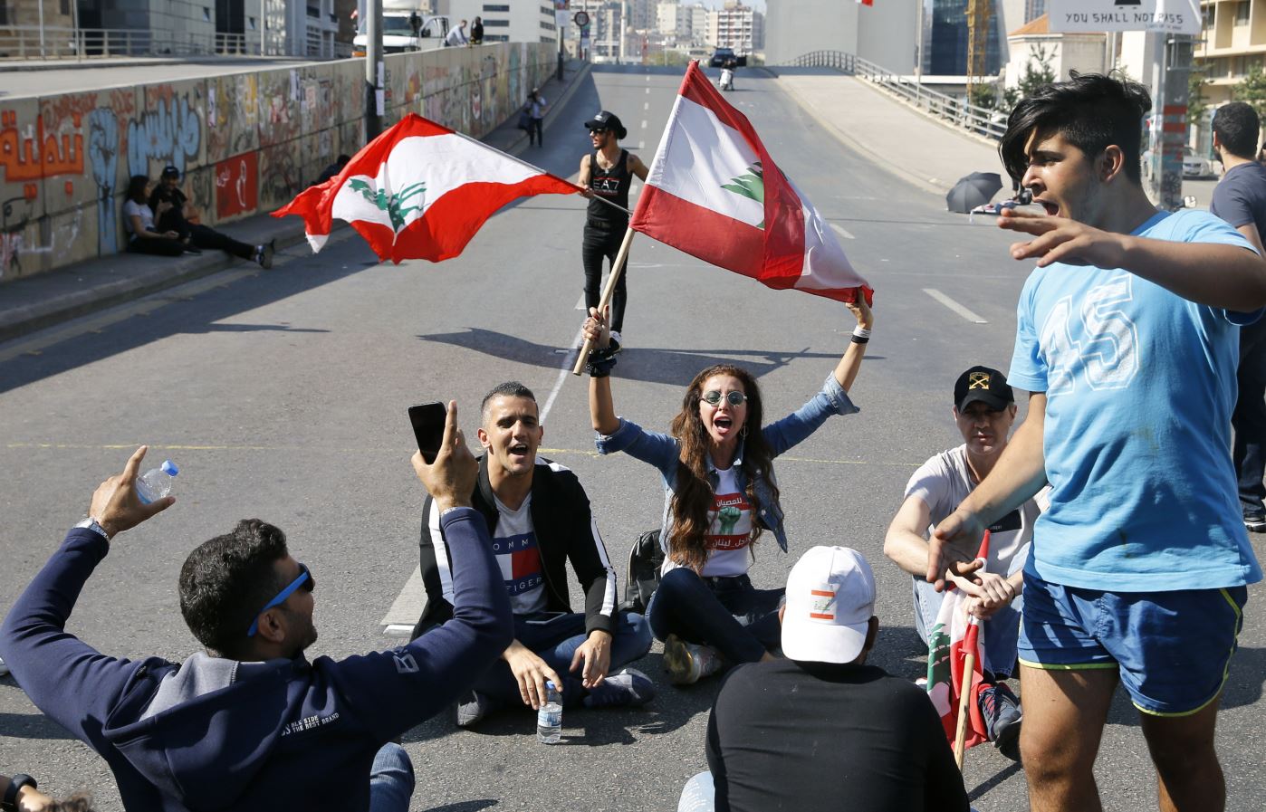 للضغط على السلطات.. المحتجون اللبنانيون يعودون لقطع الطرقات