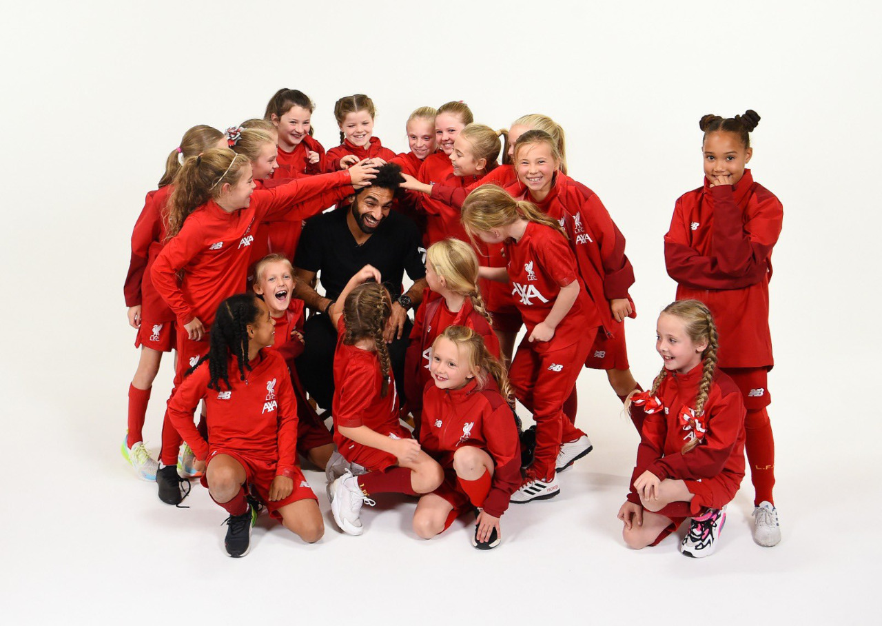 محمد صلاح يلتقي مشجعات ليفربول الصغار