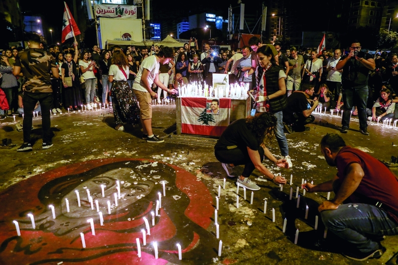 اللبنانيون يضيئون الشموع  على روح علاء أبو فخر
