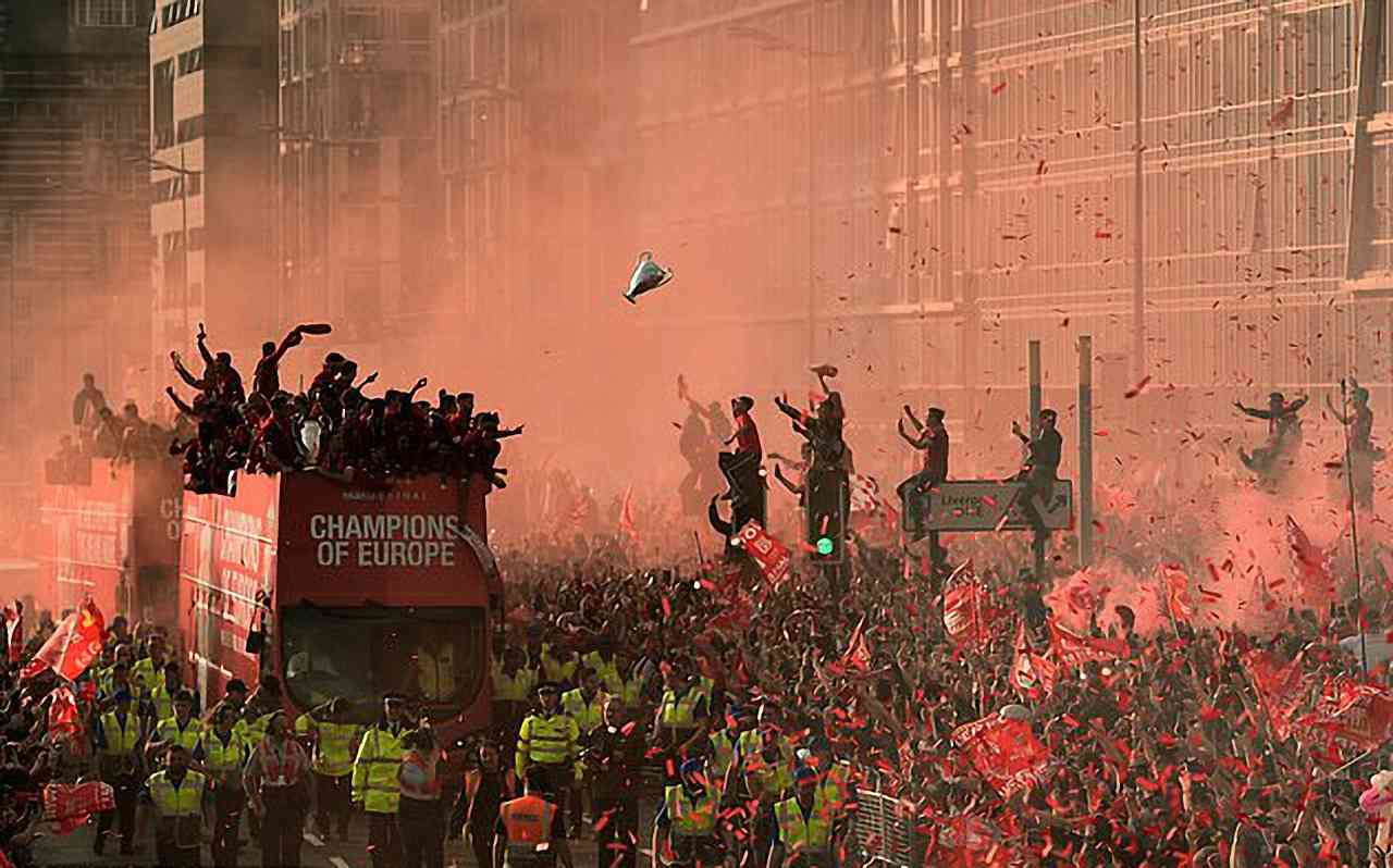 فيديو يظهر نقشاً باسم ليفربول على الكأس يثير الجدل