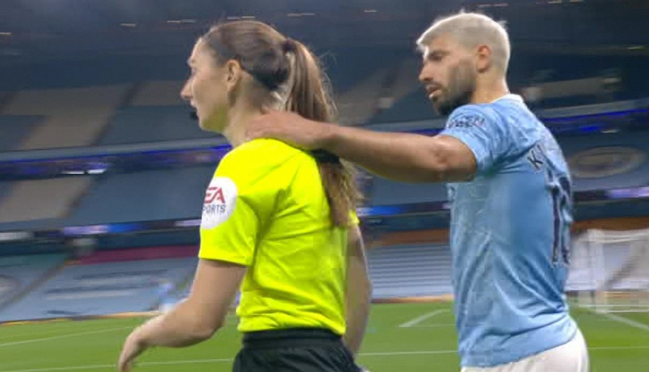 أجويرو ينجو من الطرد وجوارديولا يتعاطف مع اللاعب