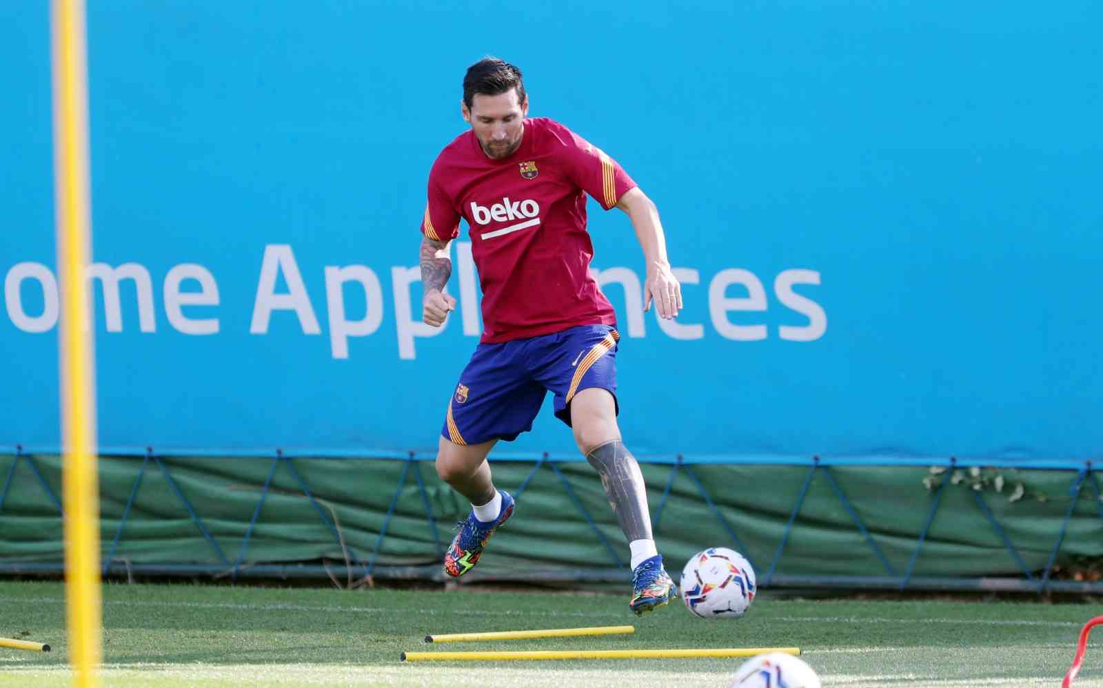 بالفيديو.. ميسي يطمئن جمهور برشلونة