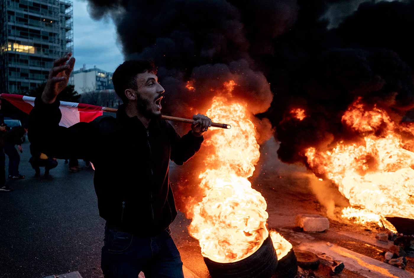 لبنان «يحترق» بلهيب الدولار.. و«ثورة الغضب» تتمدّد
