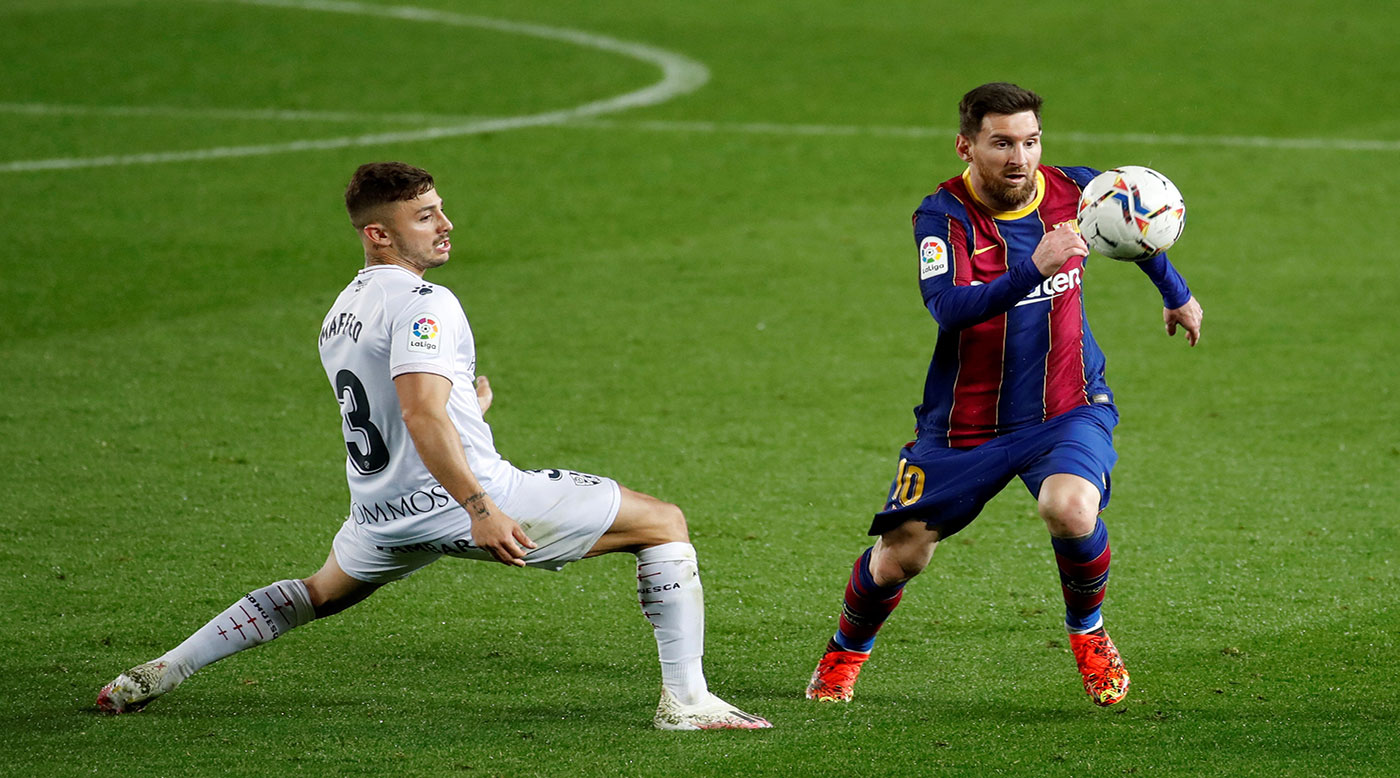ميسي يقود برشلونة لاكتساح هويسكا برباعية في الليغا