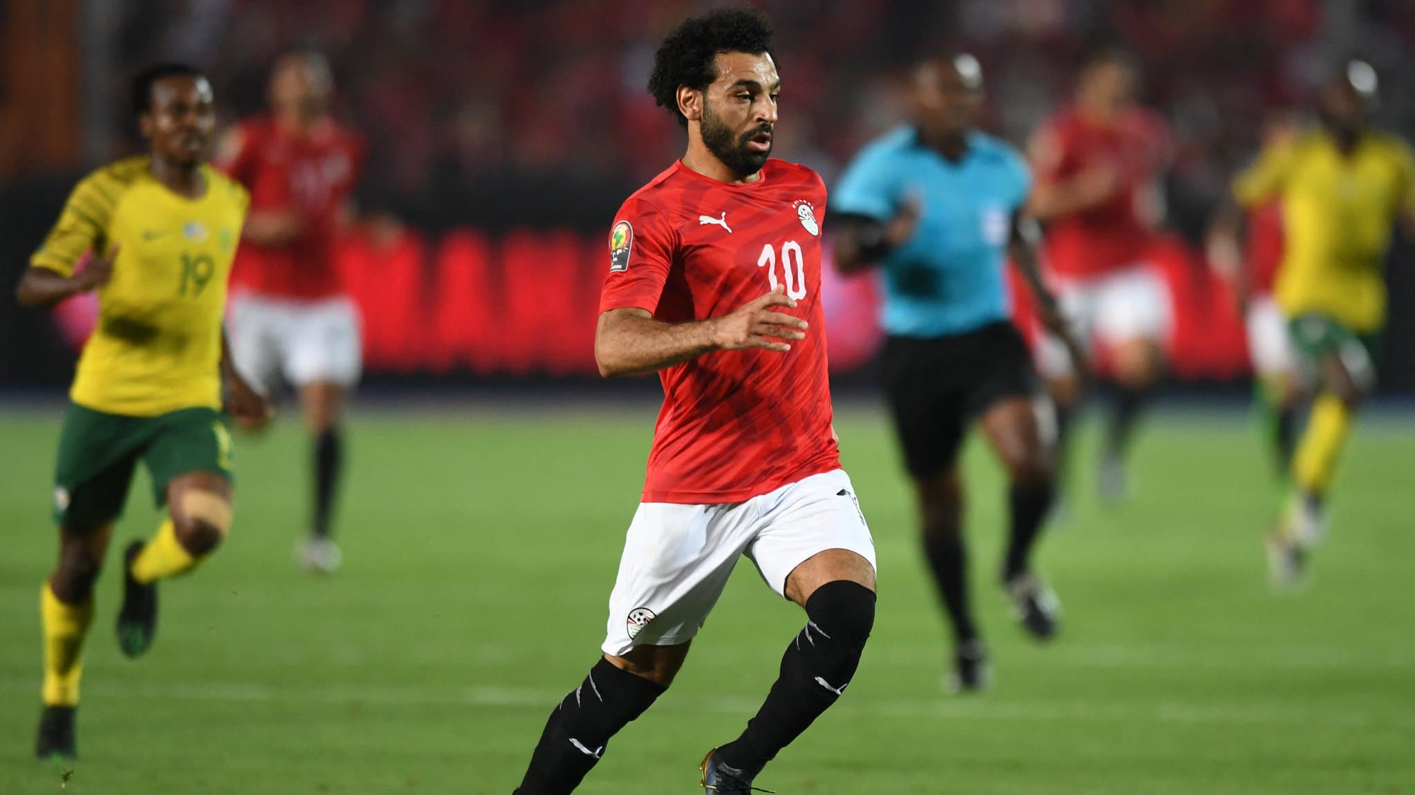 انتقادات واتهامات غير مسبوقة تطال محمد صلاح بعد لقاء كينيا