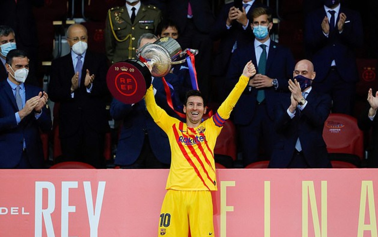 برشلونة يجهز عقد التجديد مع ميسي براتب أقل