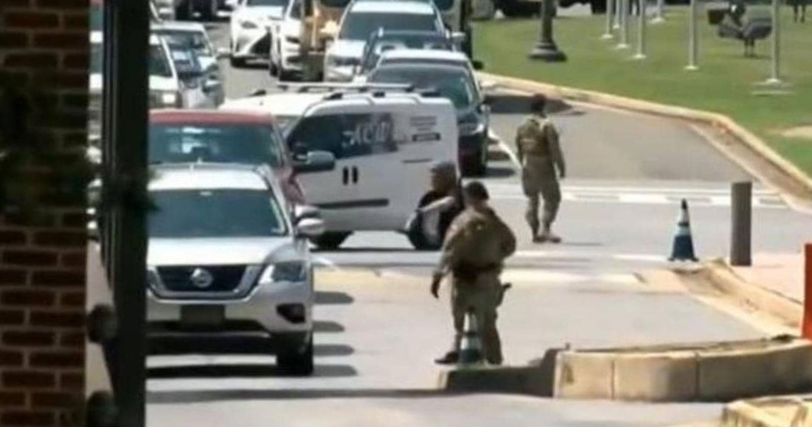 قاعدة عسكرية في واشنطن: إذا قابلت هذا الشخص أركض