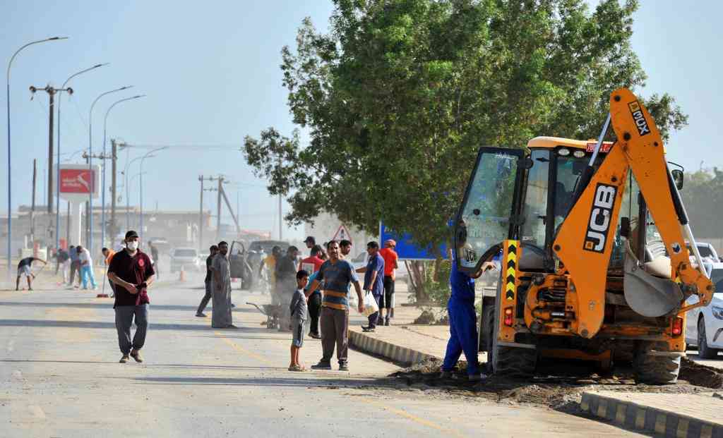 العمانيون يد بيد لإزالة مخلفات «شاهين»