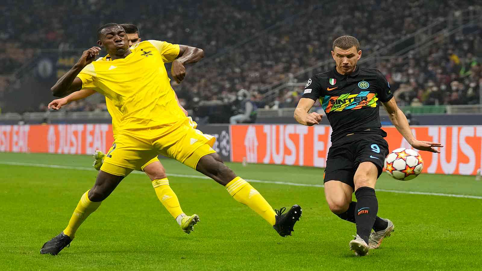 الإنتر يطيح بـ "شريف" في دوري أبطال أوروبا