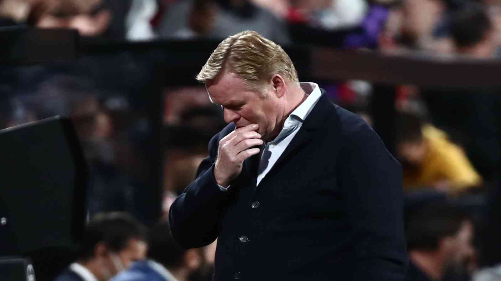 برشلونة يقيل مدربه رونالد كومان
