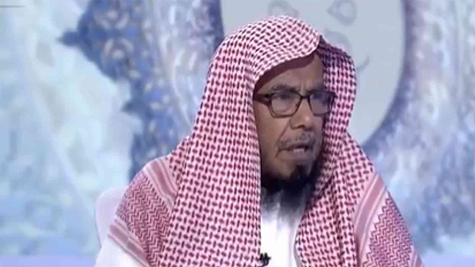 ما حكم الشرع في مسح المرأة على شعرها المغطى عند الوضوء؟