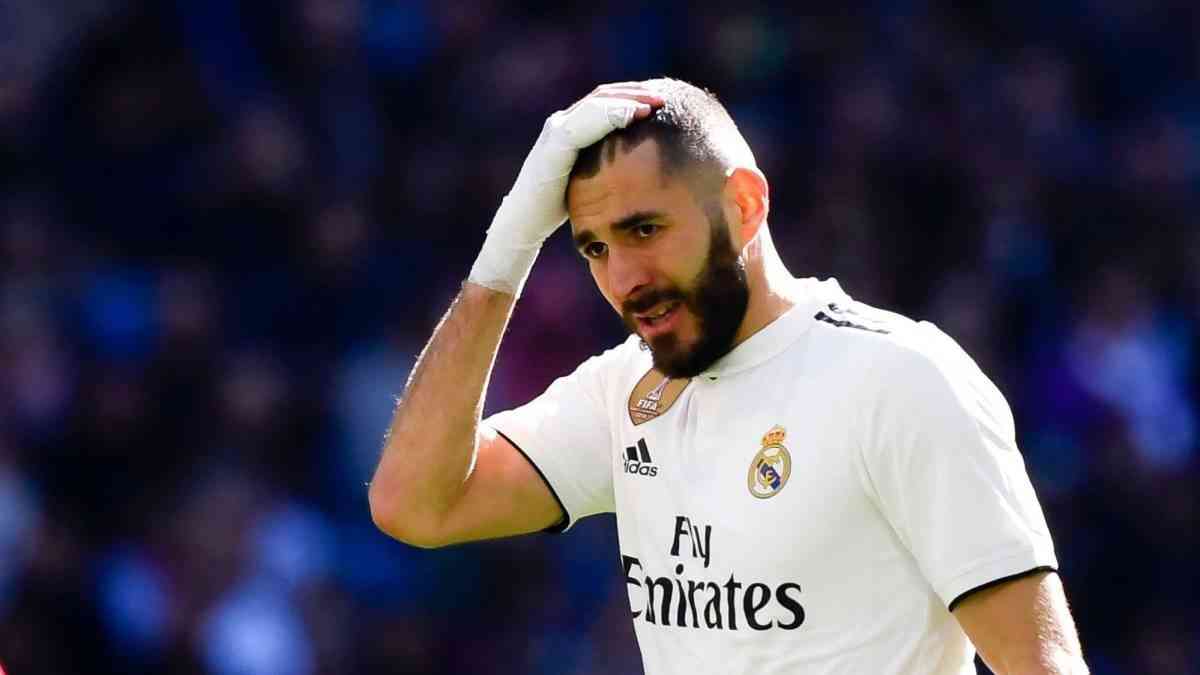 حبس بنزيمة لمدة عام مع إيقاف التنفيذ في قضية الشريط الجنسي