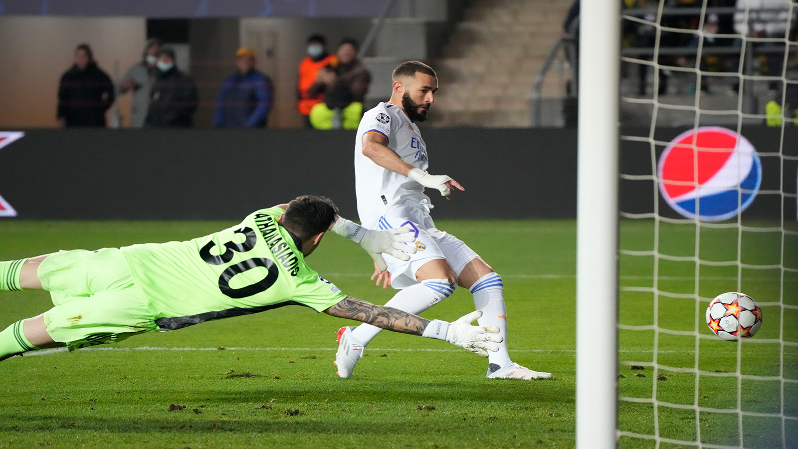 الريال يثار من "شريف" بثلاثية ويرافق الإنتر لدور الـ 16 بدوري الأبطال