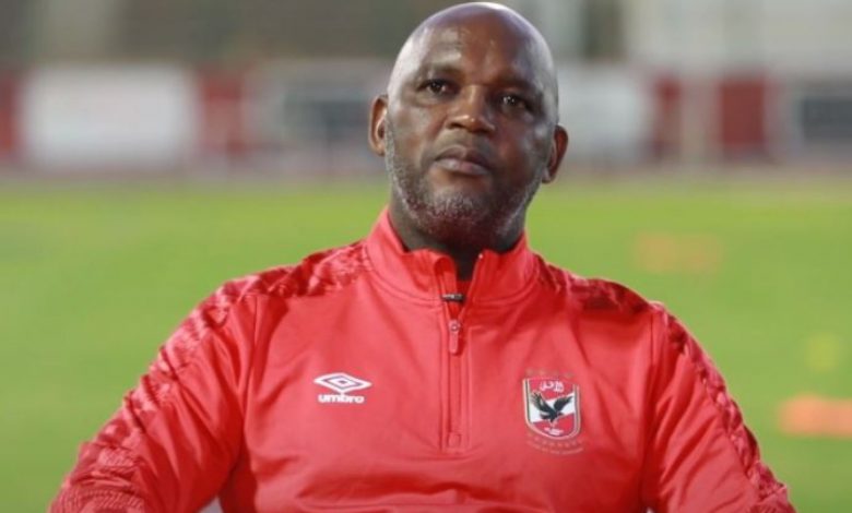 شاهد.. مدرب الأهلي المصري يكسر هاتف أحد الصحفيين