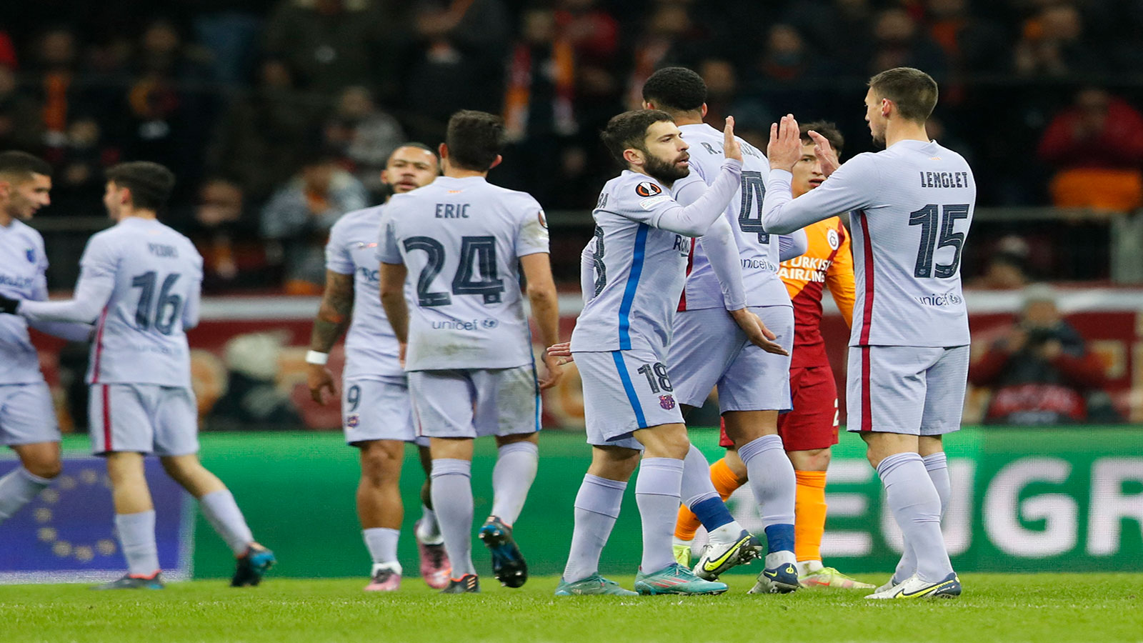 برشلونة يفلت من كمين غالطة سراي ويعبر لدور الـ 8 بالدوري الأوروبي