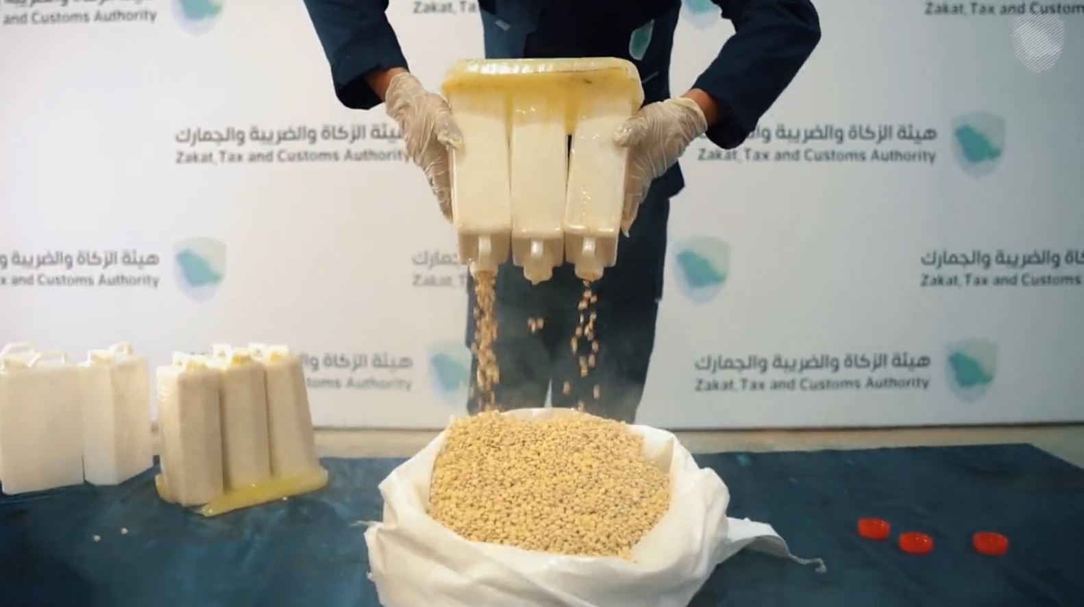 إحباط تهريب أكثر من 141 ألف حبة كبتاجون مُخبأة في أمتعة مسافرَين قدما إلى السعودية لأداء العمرة