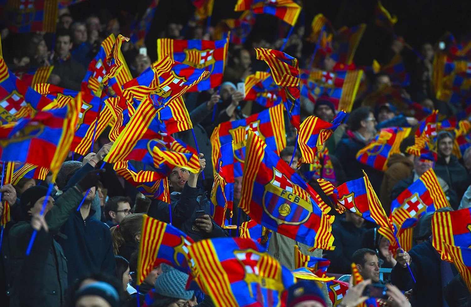 جماهير برشلونة تحتج على تدفق مشجعي أينتراخت في "كامب نو"