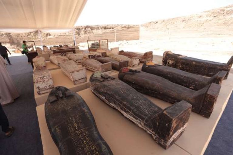 مصر: العثور على 350 تمثالا وتابوتا ملونا في خبيئة أثرية بمنطقة سقارة