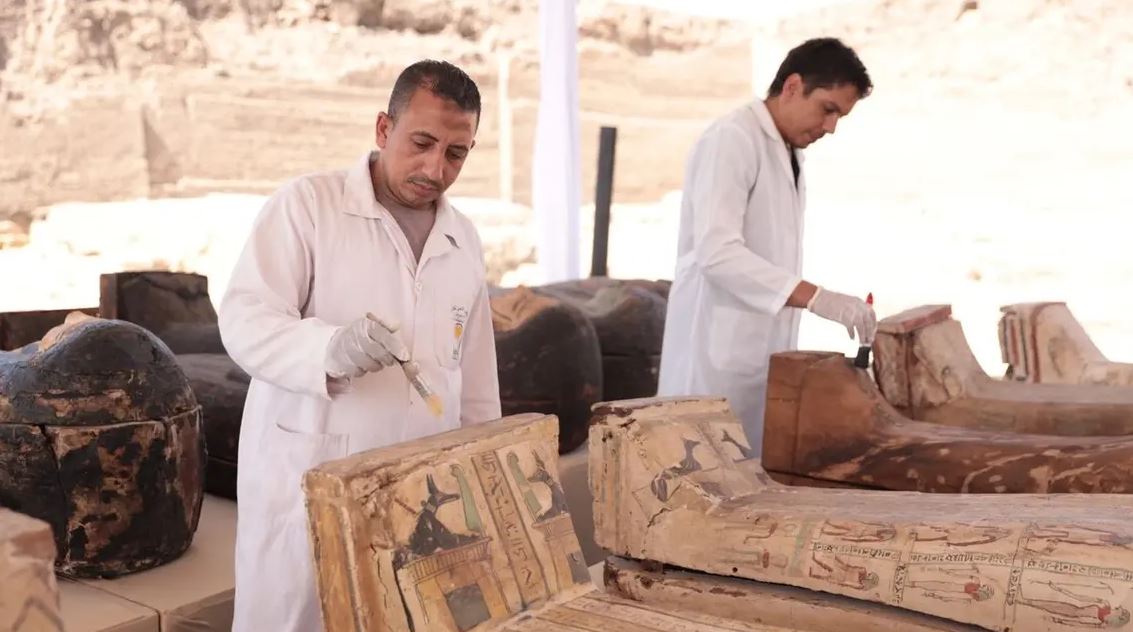 مصر: الكشف عن أول وأكبر خبيئة تماثيل برونزية بجبانة البوباسطيون بسقارة