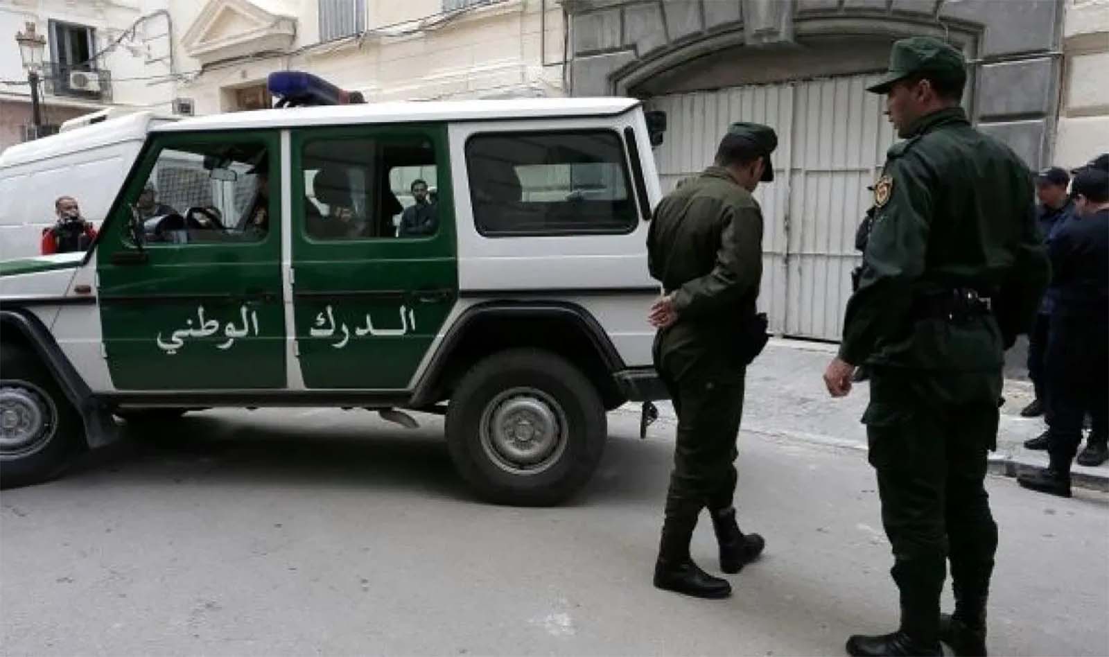 طفل يحاول الانتحار أمام والده في الجزائر