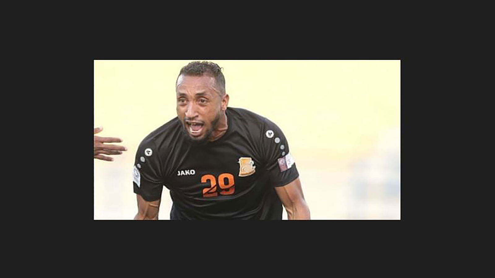 على طريقة مواطنه بلايلي.. لاعب جزائري يُسجل هدفاً خرافياً (فيديو)
