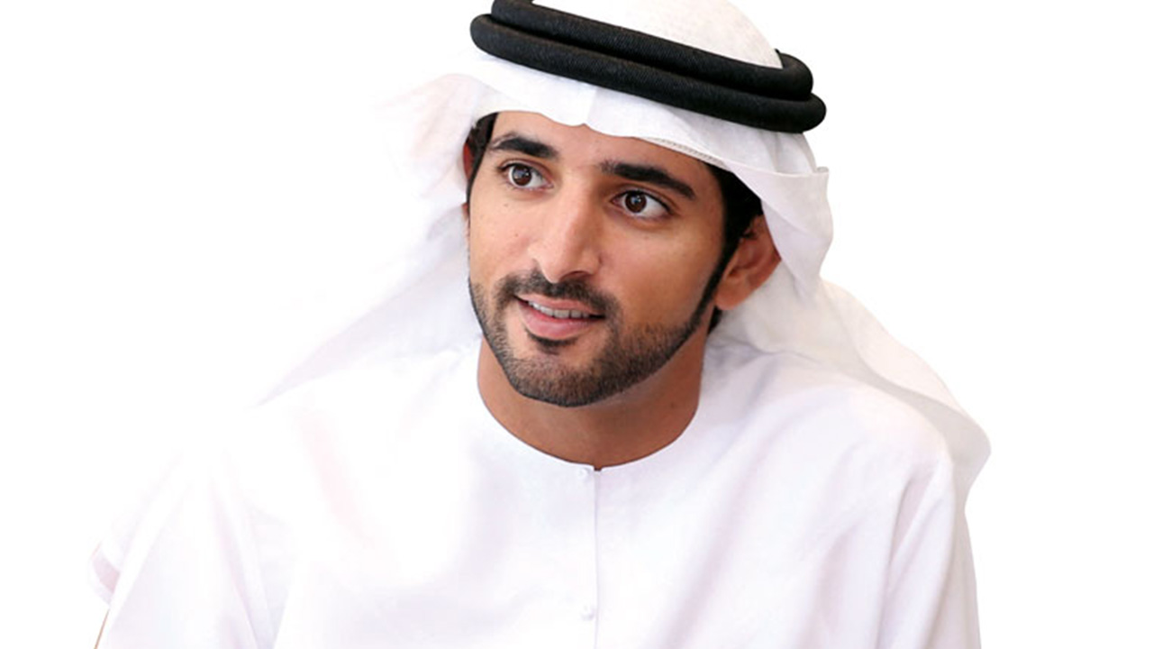 حمدان بن محمد يبحث عن سائق دراجة توصيل أماط الأذى عن الطريق