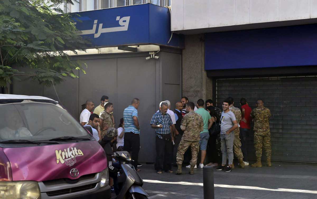 من جديد.. اقتحام 3 مصارف لبنانية اليوم