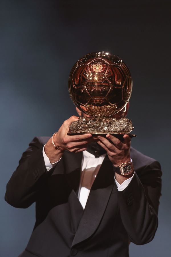 ما هي مكاسب بن زيمة المالية بعد تتويجه بالكرة الذهبية