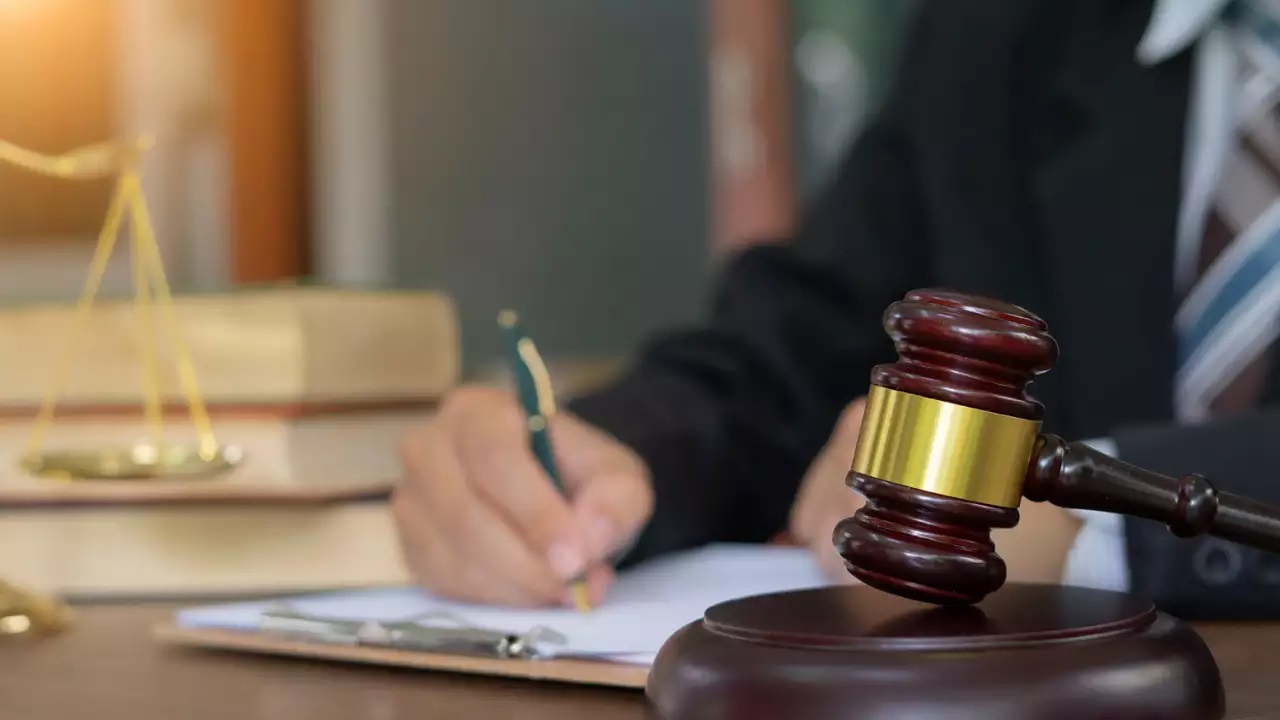 قاض يثير الجدل بعد استعانته بـ "تشات جي بي تي" لإصدار حكم