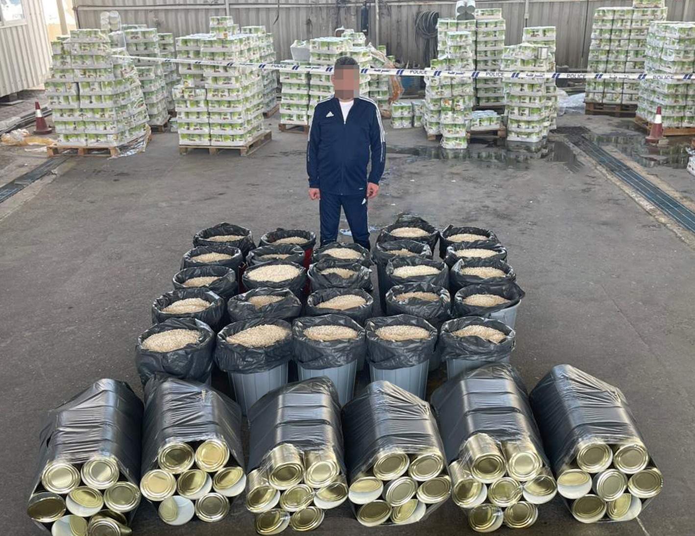 شرطة أبوظبي تضبط 4.5 ملايين حبة "كبتاجون" في معلبات غذائية