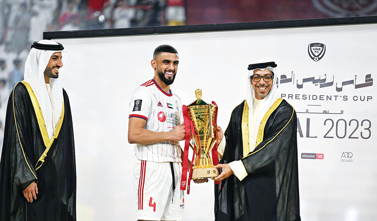 منصور بن زايد يتوج الشارقة بـطلاً لأغلى الكؤوس
