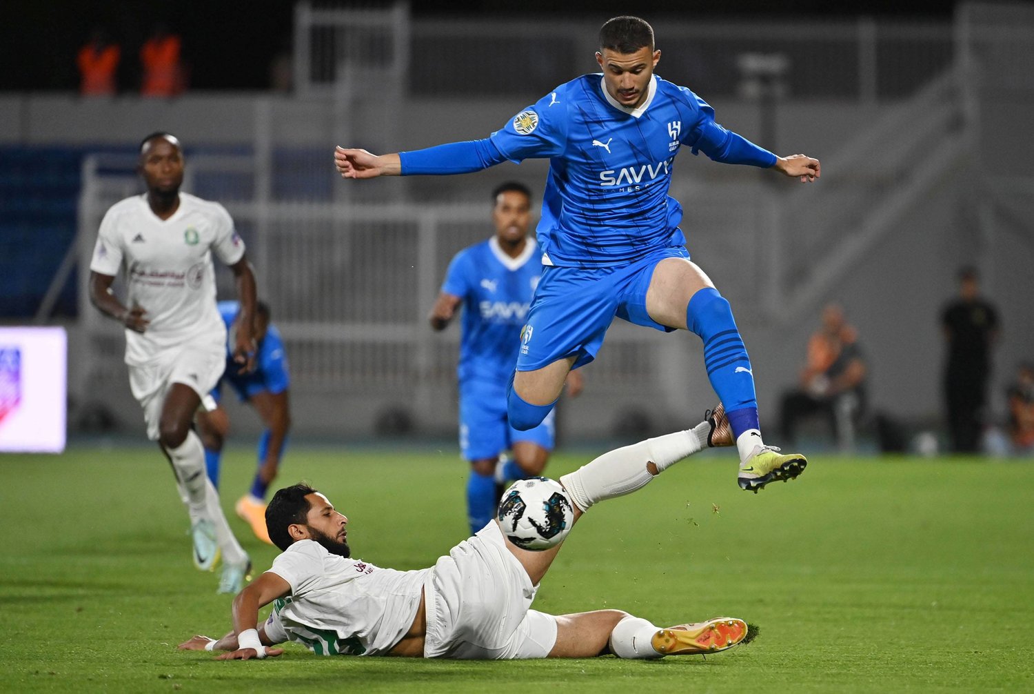 بنزيما‭ ‬يبدع في ظهوره الأول مع الاتحاد وتعثر الهلال والوداد