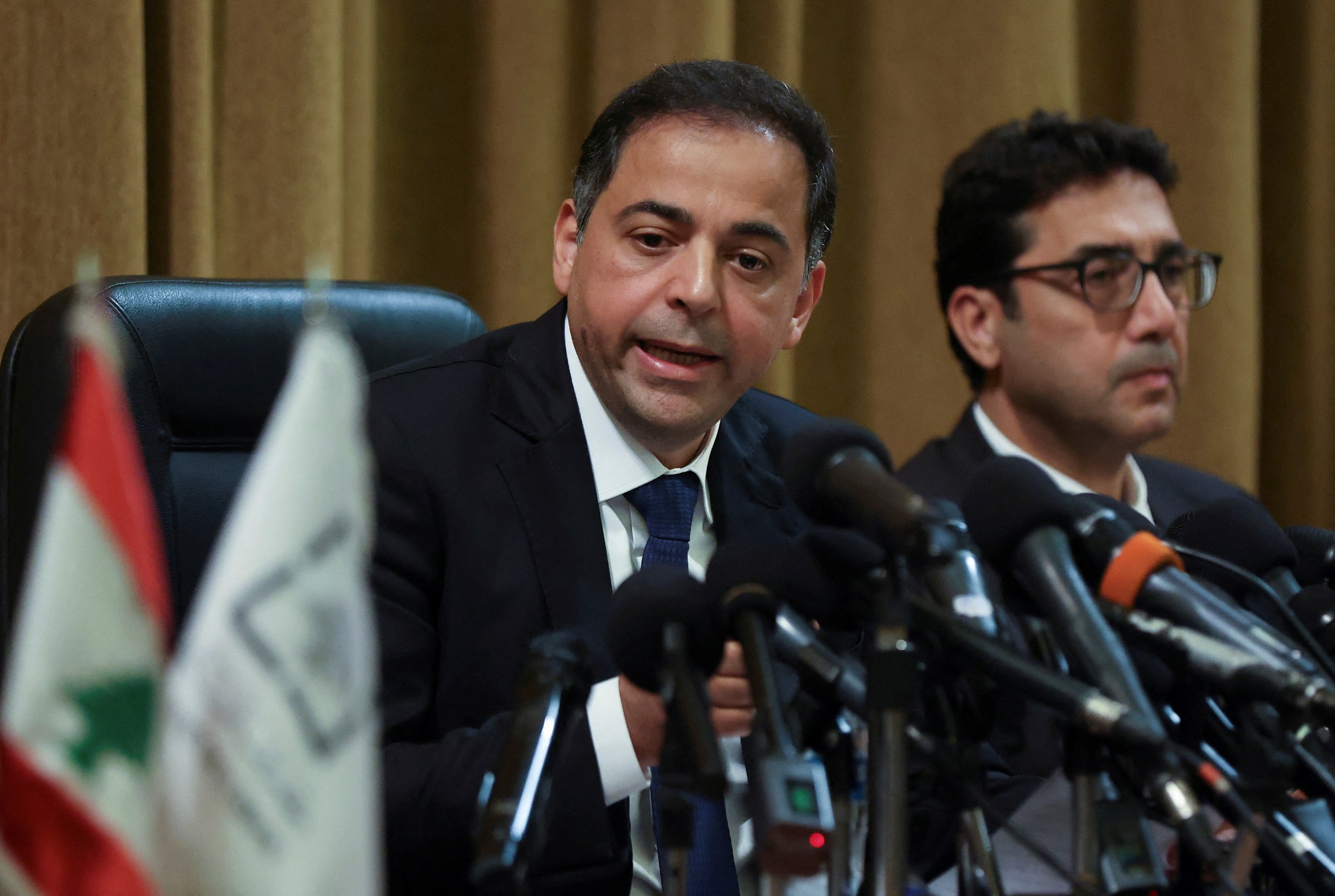 مصرف لبنان: لا نملك إجابة حول مستقبل الودائع.. والرواتب بالدولار