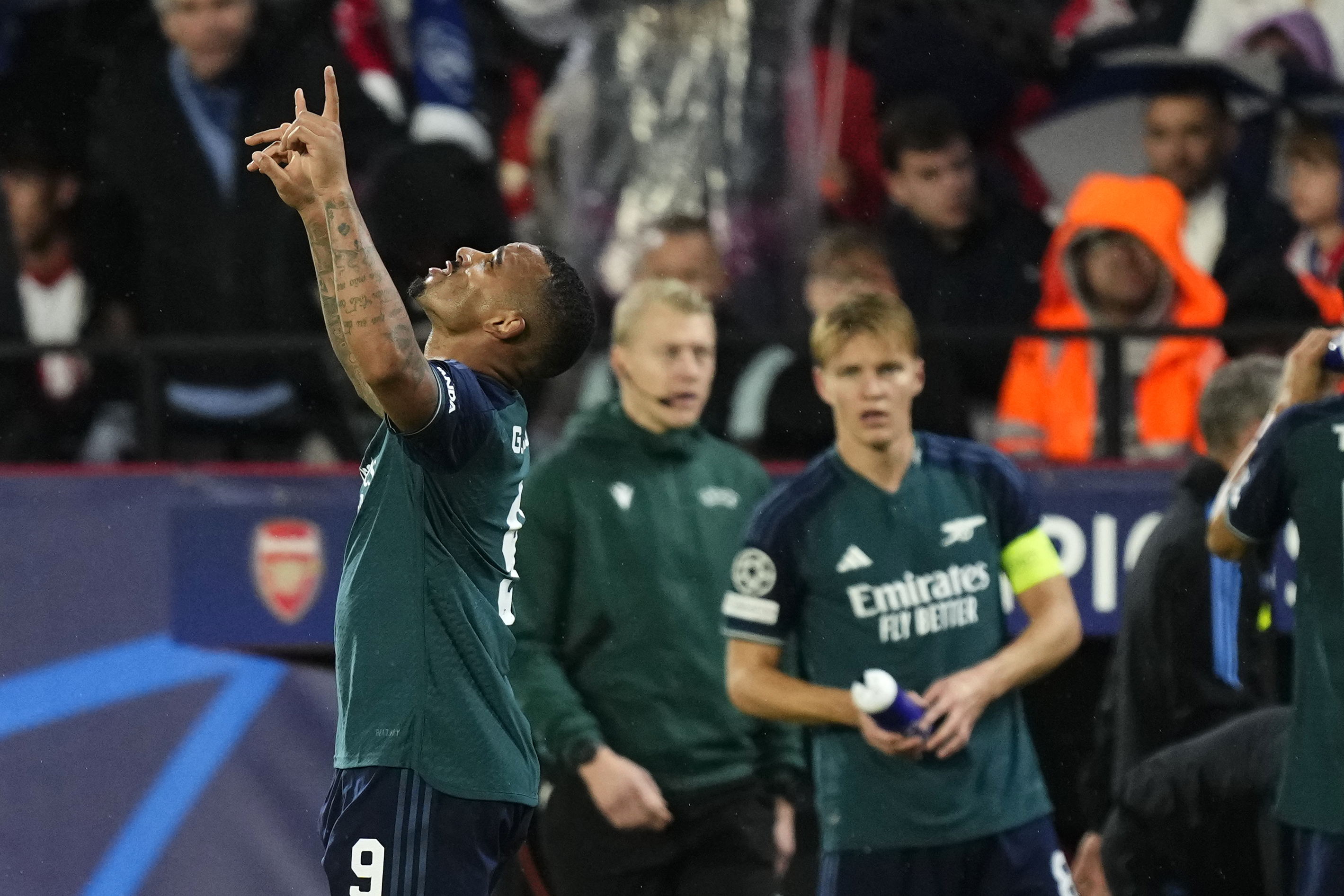دوري أبطال أوروبا: أرسنال ينتزع الصدارة بفوزه على اشبيلية وتعادل لنس امام ايندهوفن