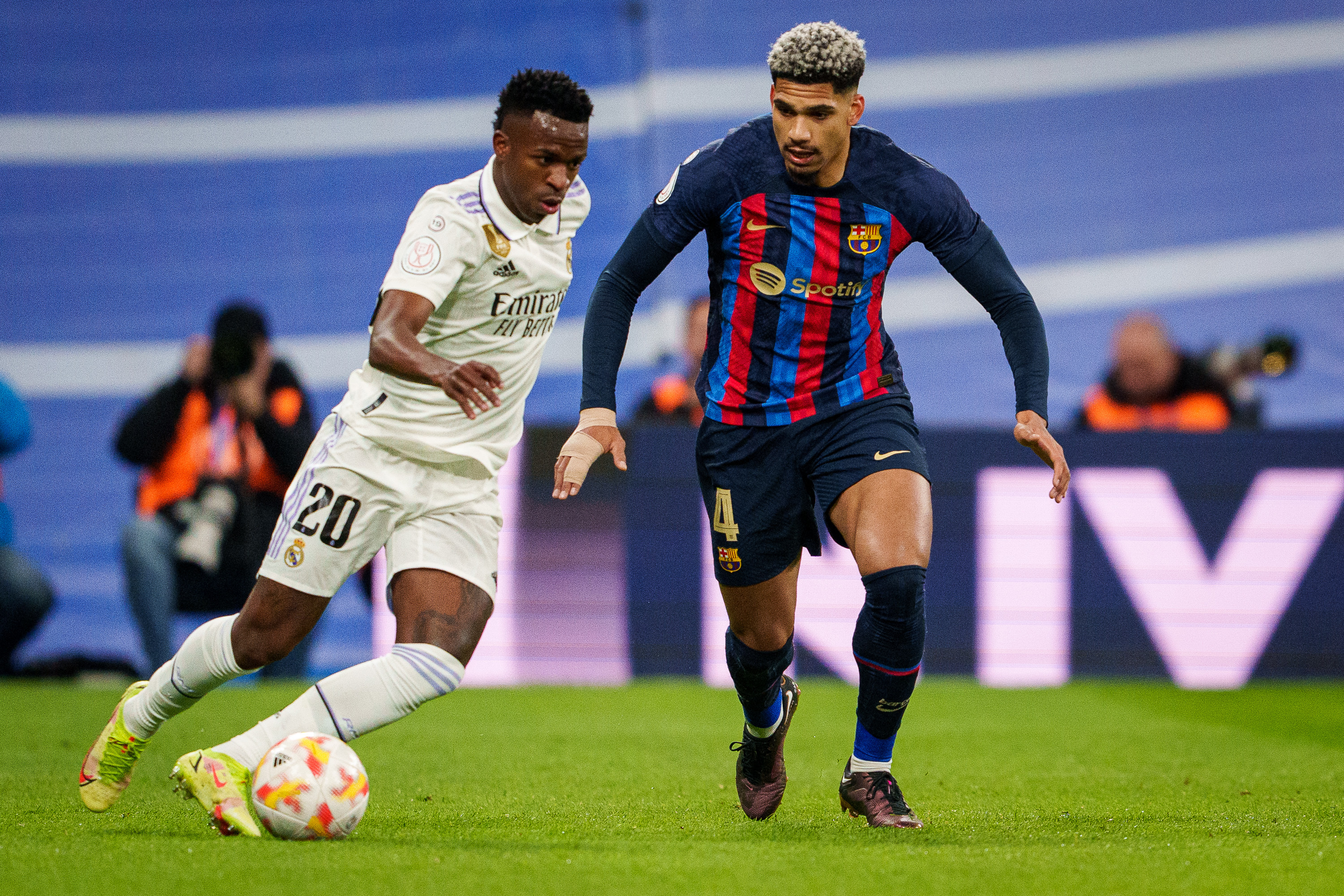 التشكيلة الرسمية لبرشلونة وريال مدريد في "كلاسيكو الأرض"