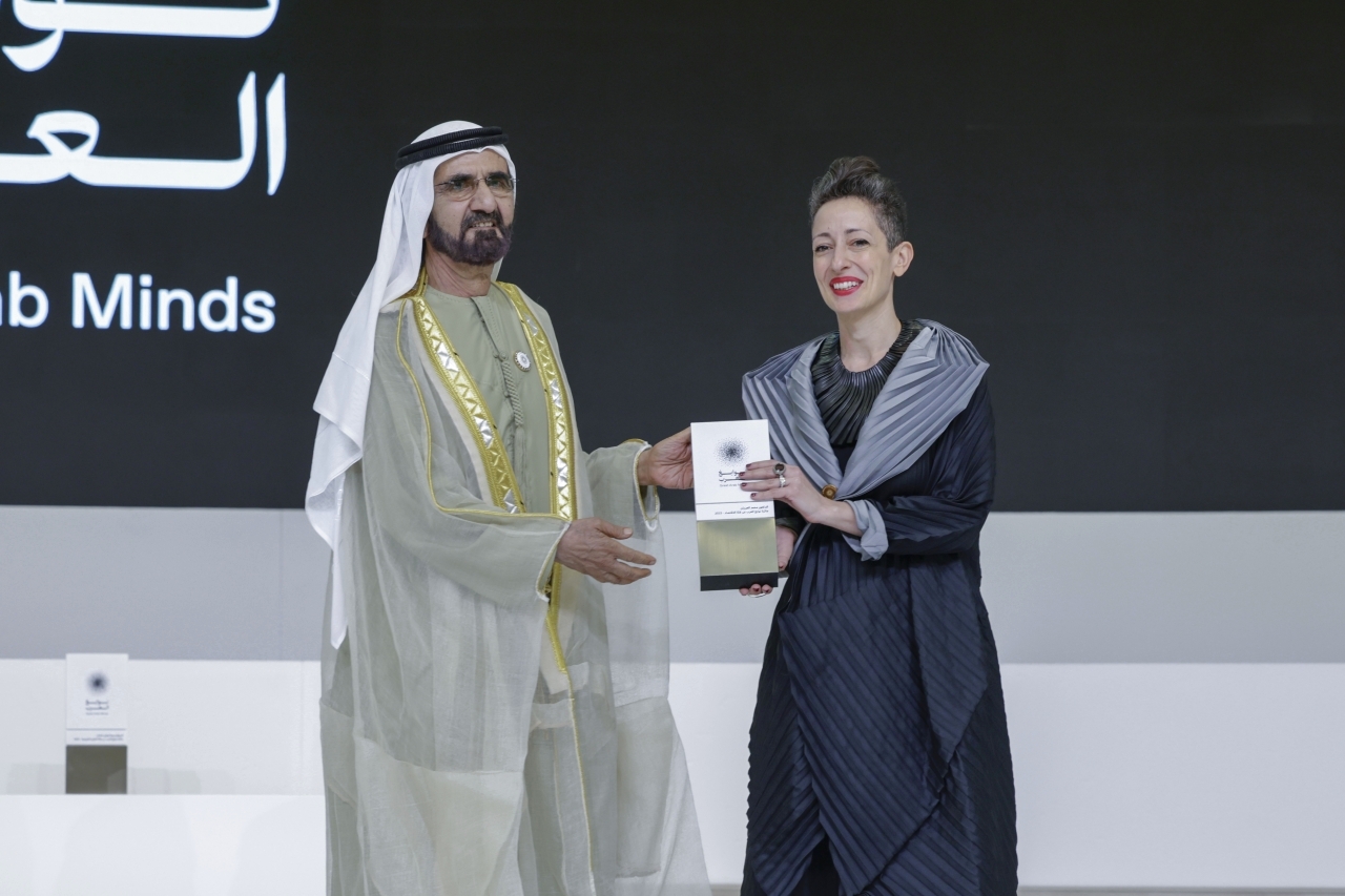 "محمد بن راشد يكرم لينا الغطمة"