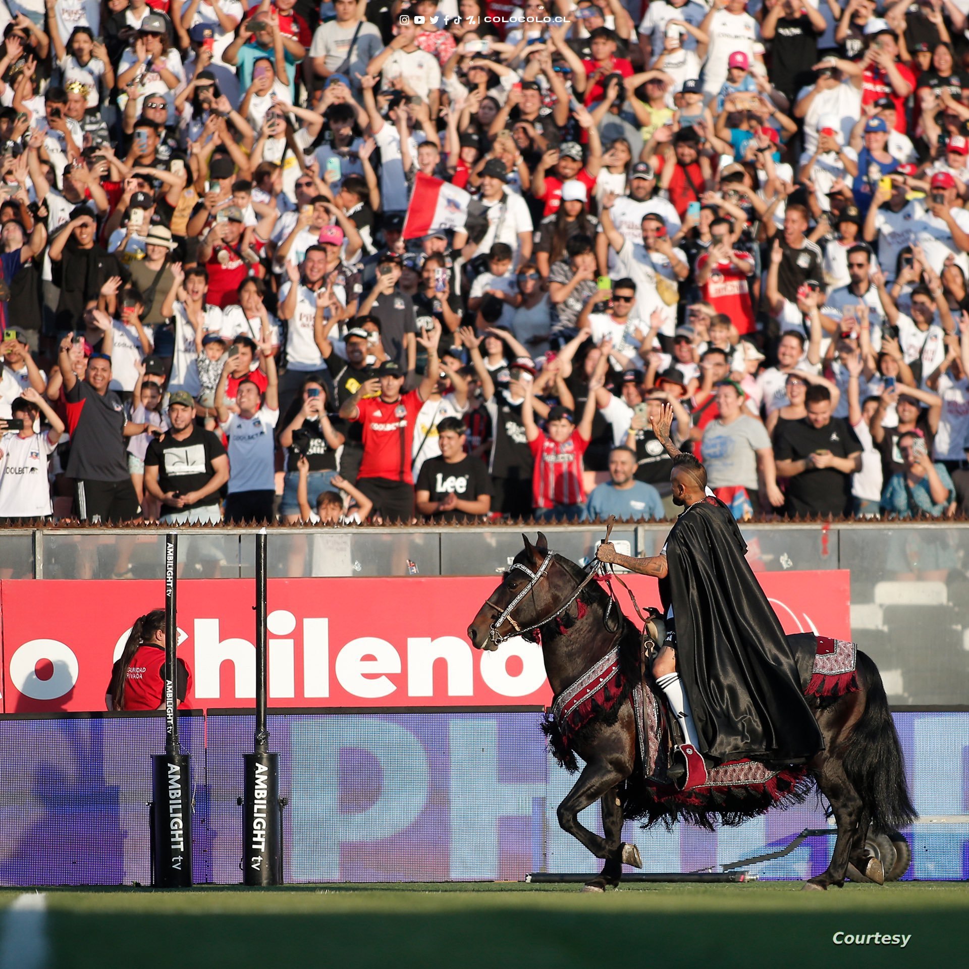 مرتدياً زي الملك .. فيدال يعود إلى نادي طفولته على ظهر حصان
